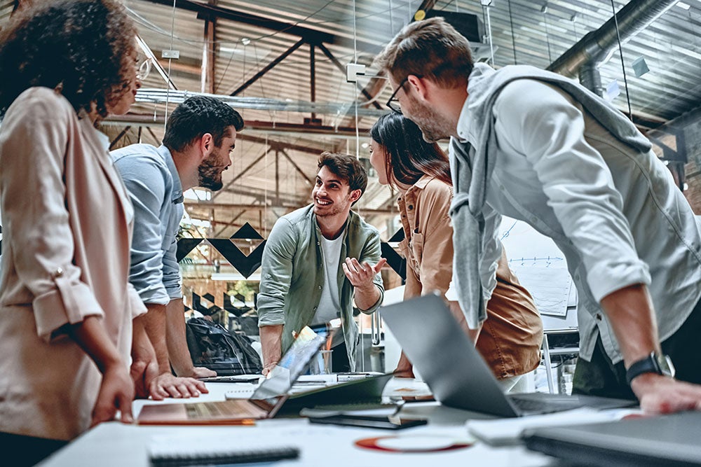 Eine Gruppe von Geschäftsleuten, die an Computern in einem Start-up arbeiten